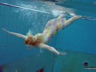 Seksualiausia brunetė paauglys milana voda plaukimas į baseinas: nešvankus filmas 20 | xhamster