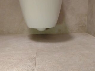 Séduisant pieds en la toilettes