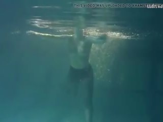 Lozhkova en ver a través de pantalones cortos en la piscina: gratis hd xxx vídeo 35