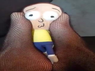 Giantess fynd mycket liten människa enligt soffan och tramples och crushes honom &lpar;morty plush&rpar;