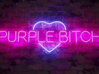 Cosplay tineri femeie are în primul rând sex film cu o fan de violet prostituata