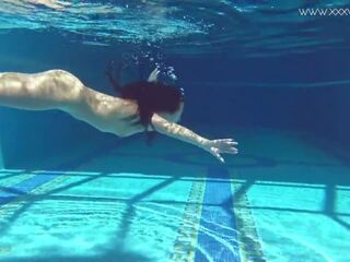 Jessica lincoln devine excitat și gol în the piscina: murdar film 13 | xhamster