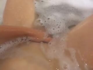 Joven lesbianas desvistiéndose y bathe juntos, adulto vídeo licenciado en letras | xhamster