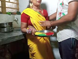 Holi par beguiling bhabhi ko krāsa lagakar virtuve stāvēt par | xhamster