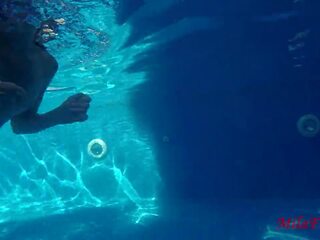 Två flickor körd höger underwater i den slå samman: tonårs kön video-
