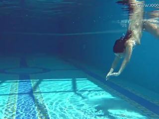 Jessica lincoln klein tatted russisch tiener in de zwembad