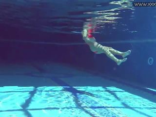 Beroemd mary kalisy is poseren zwemmen naakt voor xxxwater