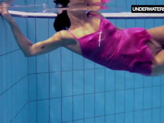Zlata oduvanchik swims in a pink top and undresses: bayan movie 4c
