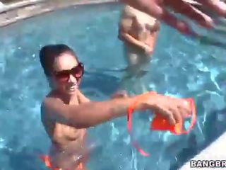 Hud diamant i lyse bikini spiller i basseng