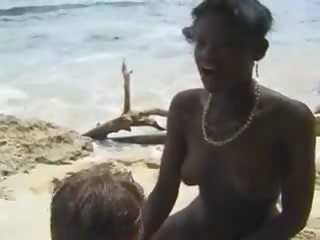 Harig afrikaans kindje neuken euro lad in de strand