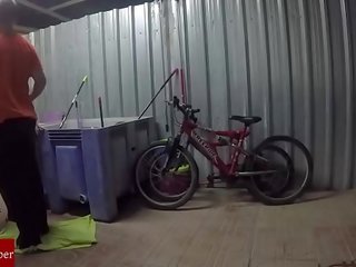 Engrasando la bicicleta y el coño डे la gorda grabado चोर cámara oculta gui030