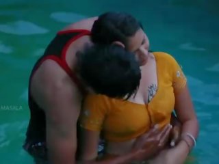 Eccellente mamatha storia d’amore con gioventù giovane uomo in nuoto pool-1